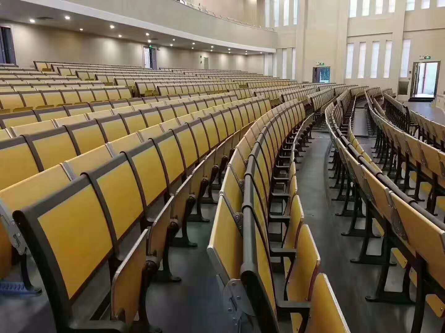 現(xiàn)代化大學(xué)用什么樣的連排座椅